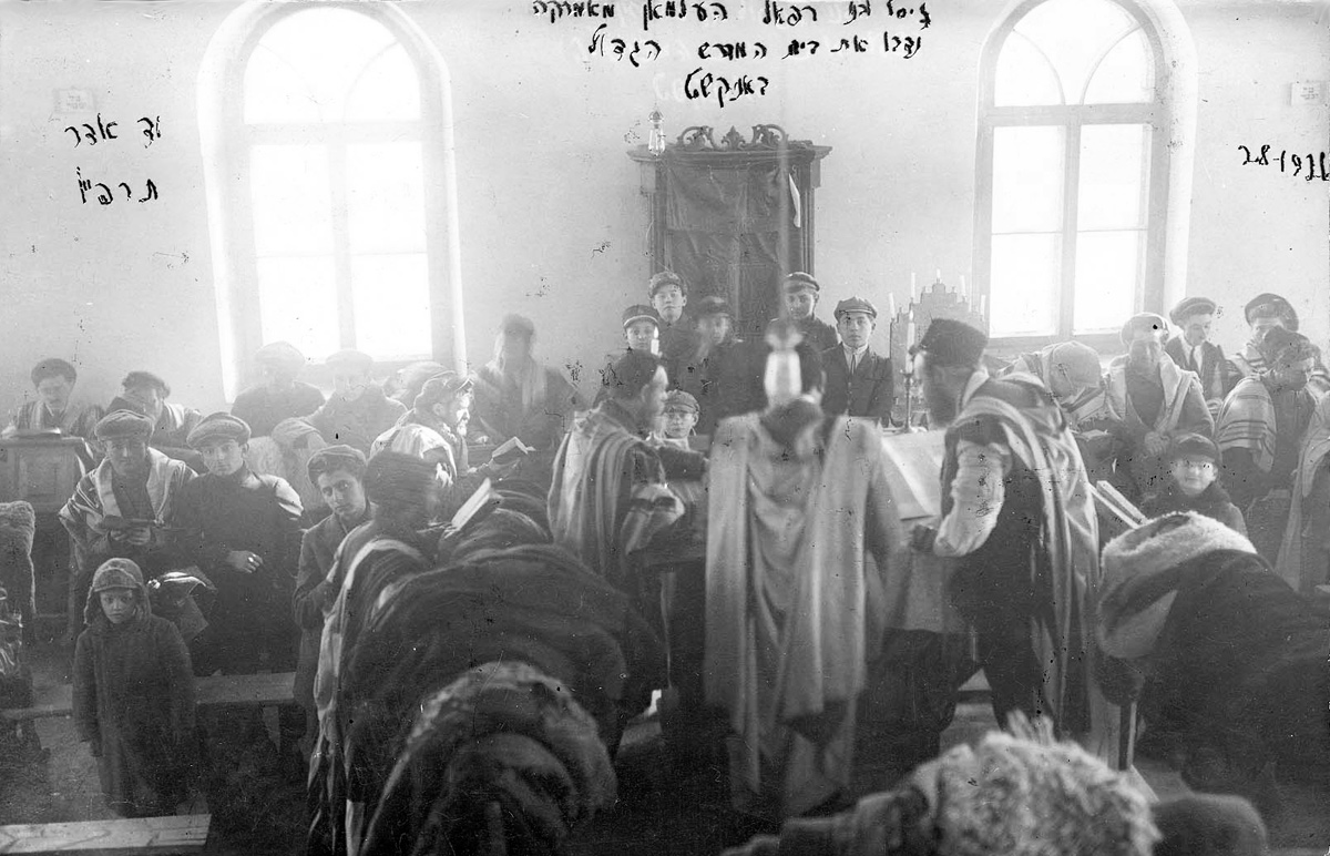 תפילה בחג הפורים בבית הכנסת הגדול בעיר אניקשט (Anykščiai) שבליטא, י"ד באדר תרפ"ו (28 בפברואר 1926)