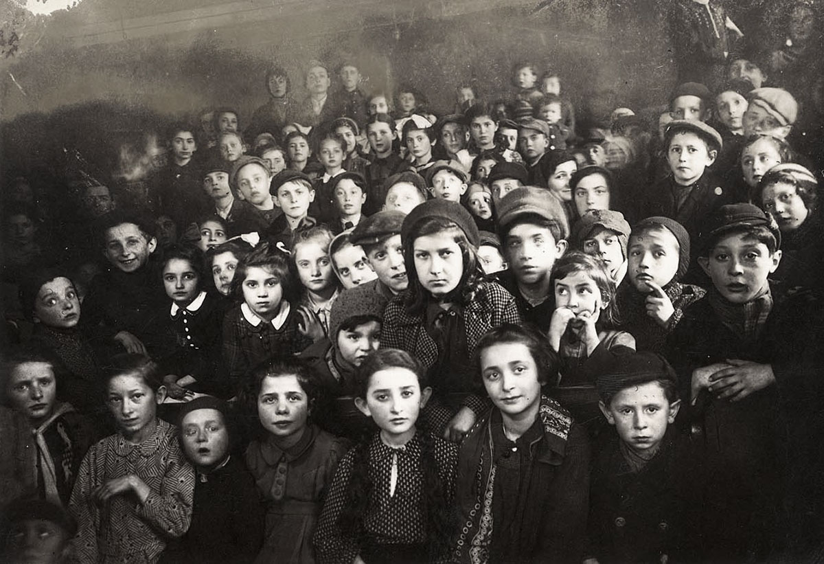 ילדים במסיבת פורים בווייליצ'קה שבפולין, 1942