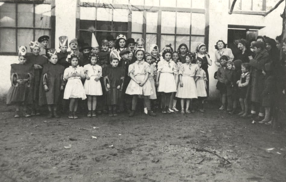 הצגת פורים בבית הספר היהודי בוואגפארקאסד (Vagfarkasd) שבהונגריה, 1943