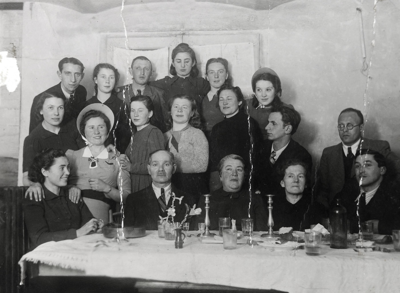 צ'רנוביץ, אוקראינה: משפחת שטיינבוק (משפחת המוסרת, פרידה בראונשטיין) בסעודת פורים, 1940