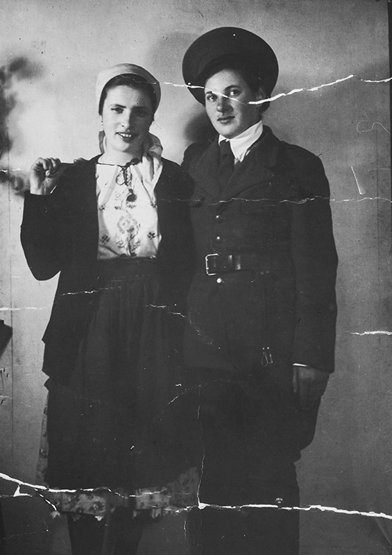 מרים גולדשטיין (משמאל) לבושה כצועניה ושרה גולדשטיין לבושה כחיילת רומניה במסיבת פורים בביתם בעיירה החסידית ארמיהאיפאלבה (Érmihályfalva), הונגריה, 1942