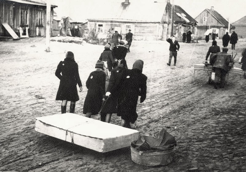 Jews on their way to the Minsk ghetto