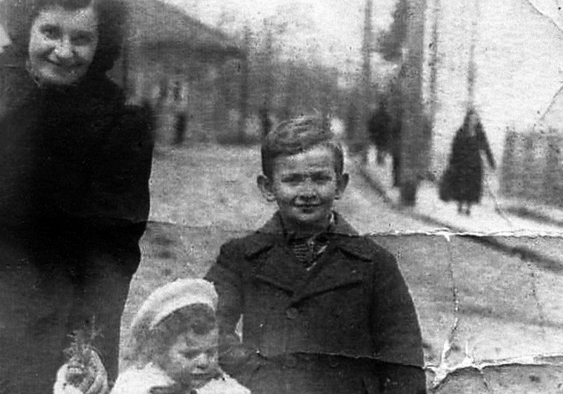 Shmuel Grau, with his aunt (his mother's sister) Yaffa Shraga and her daughter Ofra during a family visit to Kuty, Poland, circa 1937