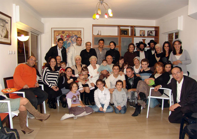 Survivor Caroline Elbaz with her children, grand-children and great-grand-children