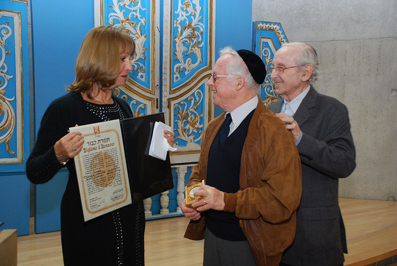 Dr. Ehud Loeb and Dr. Lucien Lazare present Liliane de Toledo, daughter and granddaughter of the Righteous, with the awards, Yad Vashem, December 2011