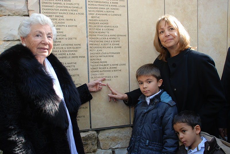 Survivor Caroline Elbaz (left) and Liliane de Toledo, daughter and granddaughter of the Righteous, unveiling the names of the rescuers on the wall of honor, Yad Vashem, December 2011