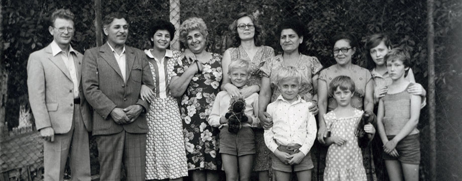 Совместная фотография семей спасителей и спасенных, из поездки Риты Городнищенко (Гольберг) в Ереван, 70-е годы