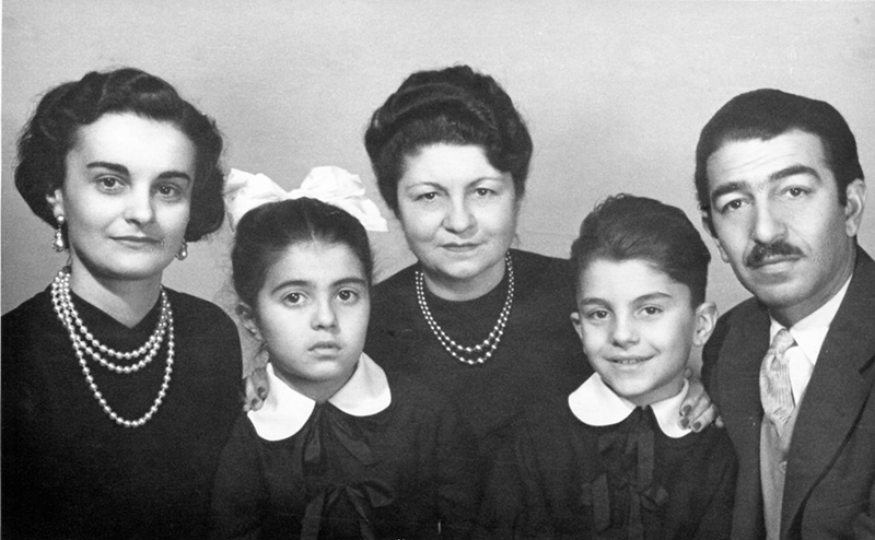 Ара Ерецян с женой Марией, детьми Софи и Ара, и матерью Софи (сидит в центре), которая бежала вместе с сыном из Турции во время геноцида армян в годы Первой мировой войны