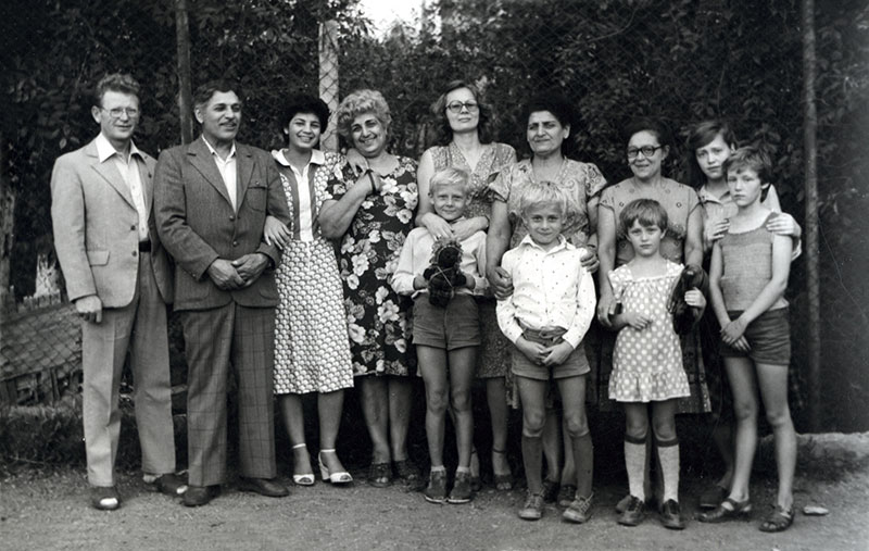 Совместная фотография семей спасителей и спасенных, из поездки Риты Городнищенко (Гольберг) в Ереван, 70-е годы. Второй слева - Тигран Тащиян, четвертая слева - Асмик Тащиян. Вторая справа в верхнем ряду - Рита Городнищенко
