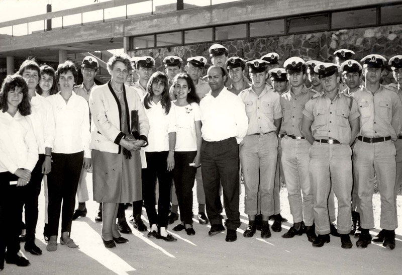 Dr. Adélaïde Hautval avec des élèves officiers de marine et des lycéens de Jérusalem, 1966. Archives de Yad Vashem