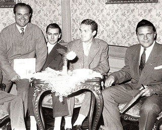 חברי "הסטק מלאדוסט איסקון" לוקה באיאקיץ, לוברו רטקוביץ, ולאדו קרניאק, ז'ליקו הרבוד וז'רקו דולינר (מימין) בקבלת פנים אחרי זכייתם באליפות הלאומית ב-1958-1957