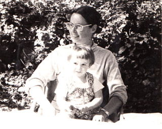 חנה ואיילה טל – בתם ונכדתם של מריה הלנה והנרי פרידלנדר, 1979