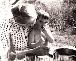 Maria Helena Friedlander (Bruhn) with her granddaughter Ayala Tal, 1979