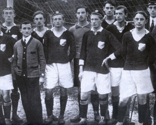 Tadeusz Gebethner (quinto desde la izquierda) en el equipo de “Polonia”, 1916