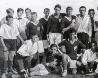Tadeusz Gebethner (standing 9th from the left) with the Polonia team 1917