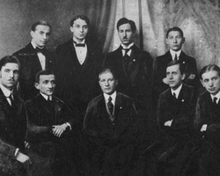 Gebethner (sentado en el centro) en el club “Polonia”