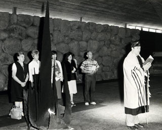 טקס זיכרון באוהל יזכור, יד ושם, 25 באפריל 1983.
משמאל: לודביקה אברהמר ובתה אלינה.

