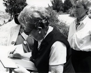 Ludwika Abrahamer firmando el libro de visitantes de Yad Vashem después de la ceremonia de plantación de un árbol en honor de Tadeusz Gebethner, Yad Vashem, 25 de abril de 1983