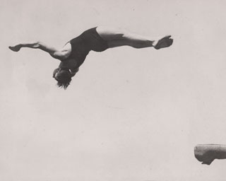 1930-е гг., Боб Деннебом прыгает в воду с 3-метровой вышки