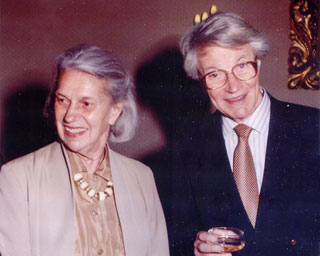 Éva Veress (Deák) con su hermano István Deák en una recepción realizada después de que István recibiera un  doctorado honorario de la Universidad de Budapest, mayo de 2006