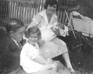 La familia Deák, 1926: Istvan, el padre, su esposa Anna (Annus) Timár, Éva y el bebé István