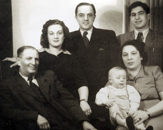 De pie: Martin Uher (en el centro) y Mordechay Fleischer. Sentados: Karol Fleischer, la esposa de Martin, Elizabet, y Regina Fleischer con su nieto – hijo de Martin y Elizabet 