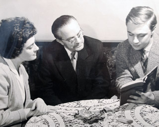 Elizabet Fleischer y Martin Uher con el hijo de ambos