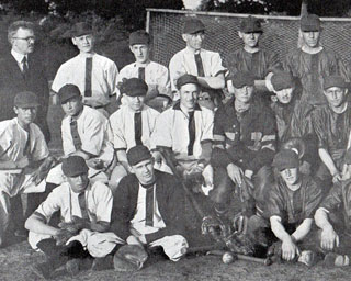 Década de los 1920. Equipo de béisbol de L.F.L.S. Danielius Žilevičius está de pie en la fila de atrás, tercero desde la izquierda