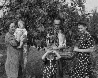 Слева направо: Адольфина с маленьким Тадасом на руках, Юдита (маленькая девочка на переднем плане), Даниэлюс и Она Жилявичюс, 1939 г.