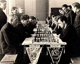 Danielius Žilevičius (izquierda, al frente) jugando al ajedrez