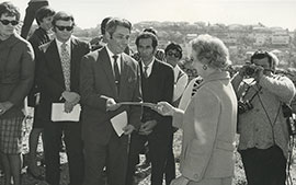 Jeanne Daman wird die Ehrenurkunde in Yad Vashem überreicht. 31. Januar 1971