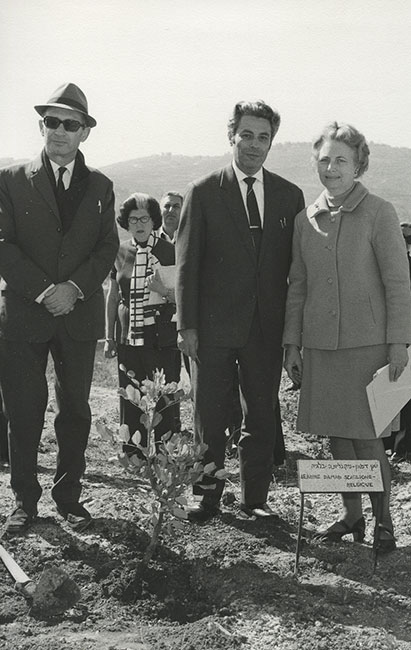 Jeanne Daman durante la ceremonia de plantación en su honor en Yad Vashem, 31 de enero de 1971