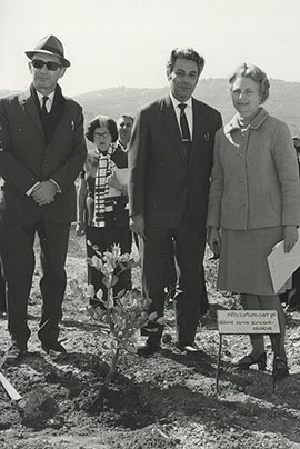ז'ן דמן בטקס נטיעת העץ שהתקיים לכבודה ביד ושם ב-31 בינואר 1971