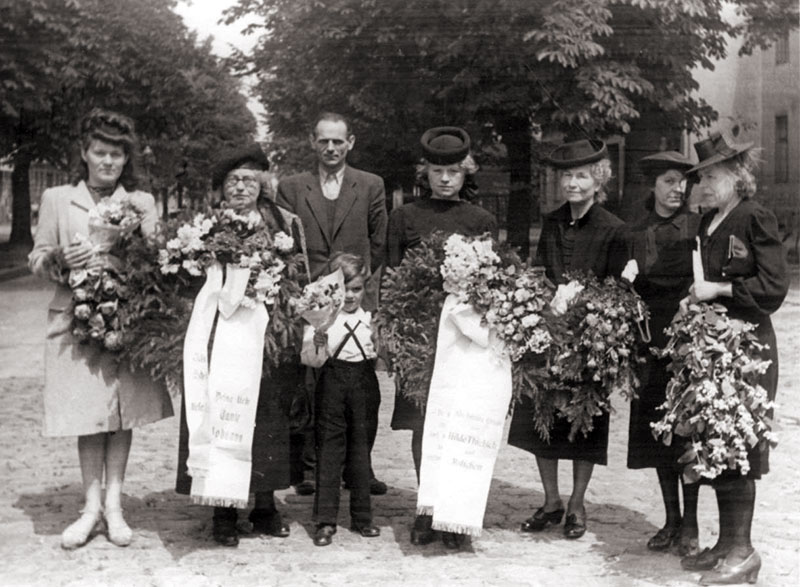 The funeral of Mia Guttmann, 1946