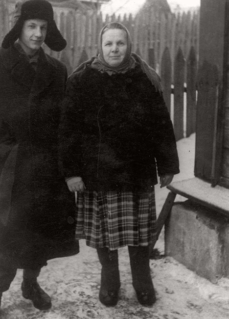 Antonina Gordey y su hijo Vladimir, 1957