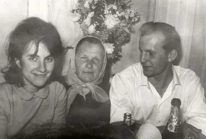 Antonina Gordey con su hijo Vladimir y la esposa de éste, 1965
