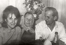Antonina Gordey mit ihrem Sohn Vladimir und seiner Frau, 1965