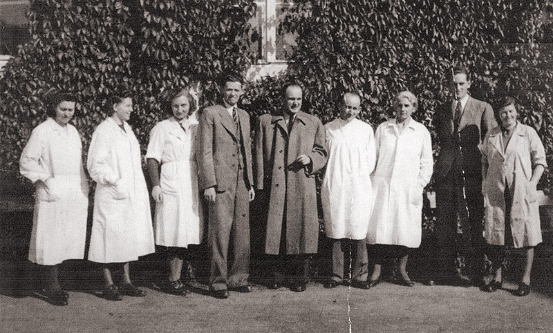 Anna Igumnova (tercera desde la derecha) y Alice Winter (tercera desde la izquierda)