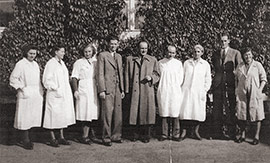 Anna Igumnova (dritte von rechts) und Alice Winter (dritte von links)