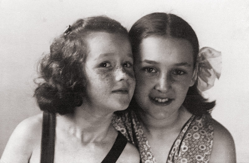 De izquierda a derecha: Kathryn (Kitty) y Erika Winter (circa 1940)