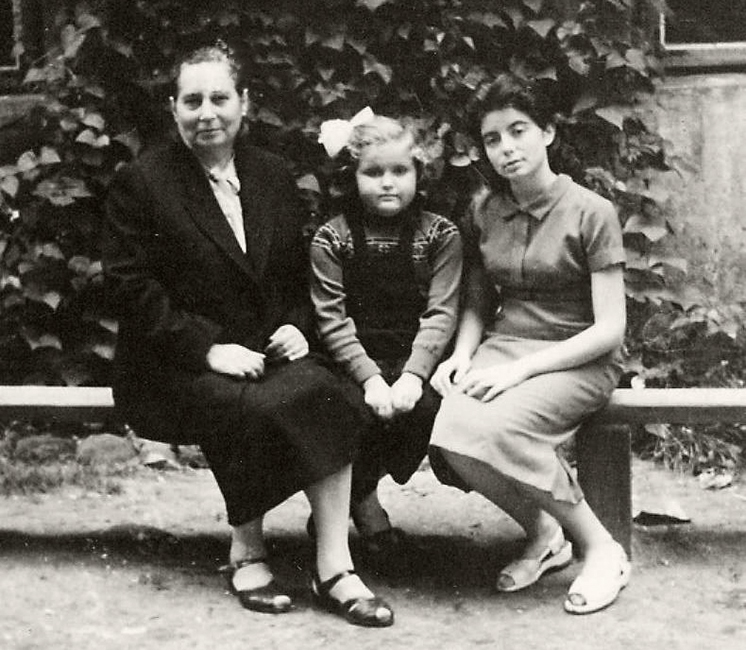 De derecho a izquierda: Anita, su hermanastra y Bronislava Krištopavičienė, 1959