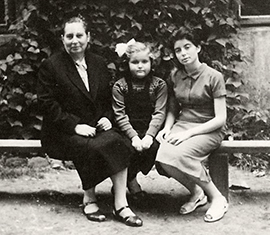 מימין: אניטה, אחותה למחצה וברוניסלבה קריסטופאביצ'יינה, 1959