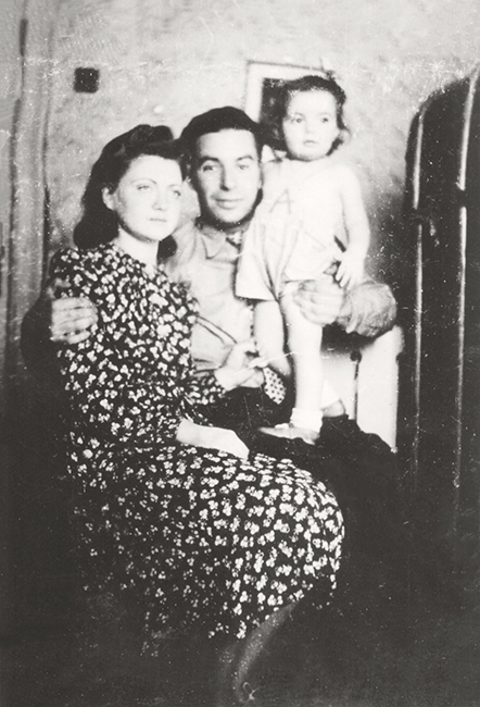 Anita con sus padres en el gueto de Kovno