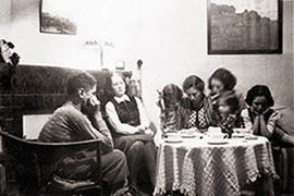 Die Retterin Caecilia Loots mit einigen ihrer Studenten während des Krieges
