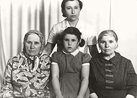 אלדינה שטרניק (עומדת מאחור) ובתה ורה (יושבת במרכז) מבקרות את לודביגה (נינה) פוקאס (יושבת משמאל) ואת אחותה פראניה בחמלניצקי, מאי 1969