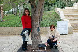 בתה ונכדתה של אירנה סנדלר ליד העץ שניטע לכבוד סנדלר, יד ושם, 2010