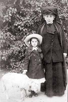 Die junge Sofka, mit ihrer Großmutter und einem Lamm