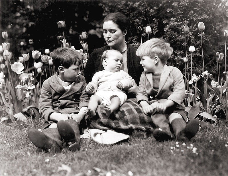 Sofka con sus hijos Peter, Ian y Patrick, 1939. Cookham Dean, 1939