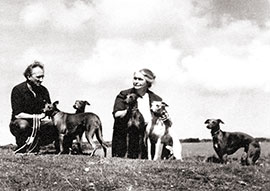 Sofka mit ihren Hunden. Bodmin Moor, 1967