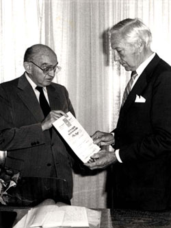פר אנגר (עומד מימין) במהלך טקס הוקרה לכבודו ביד ושם. מאי 1983